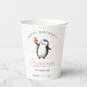 Pink cupcake Pinguin feiert Geburtstag des Mädchen Pappbecher (Vorderseite)