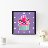 Pink Cupcake WIth Polka Dot Cherry Quadratische Wanduhr (Zuhause)