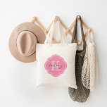 Pink Custom Personalisiert Monogram Tragetasche<br><div class="desc">Niedliche Girly Modern Tote Bag mit individuellem Personalisierten Namen und Initial Monogramm in einer Vintag marokkanischen Quatrefolie Kleber Form Rahmen Border</div>