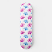 Pink Dahlia, Blue Dahla, Blumenmuster, Blume Skateboard (Vorderseite)