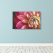 Pink Dahlia Leinwanddruck (Insitu (Holzboden))