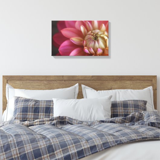 Pink Dahlia Leinwanddruck (Insitu (Schlafzimmer))