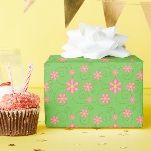 Pink Daisies and Bug Trails on Bright Green Geschenkpapier (Geburtstagsparty)