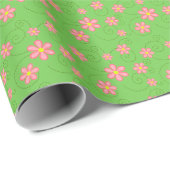 Pink Daisies and Bug Trails on Bright Green Geschenkpapier (Rolleneckpunkt)