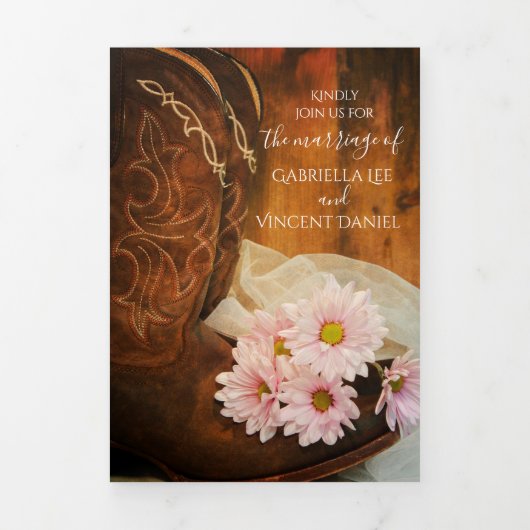 Pink Daisies and Cowboy Boots Western Wedding Dreifach Gefaltete Einladung (Cover)