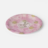 Pink Daisies Custom Gold Monogram Pappteller (Schrägansicht)