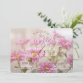 Pink Daisies Hochzeitseinladung Romantische Blume Einladung (Stehend Vorderseite)