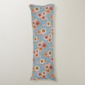 Pink Daisies Hübsches Blumenmuster auf blau Seitenschläferkissen (Vorderseite Vertikal)