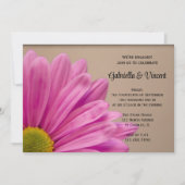 Pink Daisy auf Tan Engagement Party Einladung (Vorderseite)