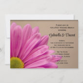 Pink Daisy auf Tan Post Wedding Brunch Einladung (Vorderseite)