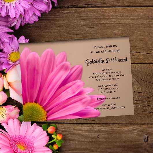 Pink Daisy auf Tan Wedding Einladung