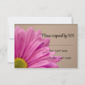 Pink Daisy auf Tan Wedding RSVP Response Card (Vorderseite)