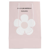 Pink Daisy Birthday - Elegantes Party Mittlere Geschenktüte (Rückseite)