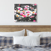 Pink Daisy Blume Leinwanddruck (Insitu (Schlafzimmer))