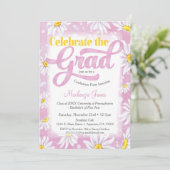 Pink Daisy Graduation Party Einladung Niedliche Bl (Stehend Vorderseite)
