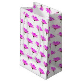 Pink Daisy Kleine Geschenktüte (Vorderseite Schrägansicht)