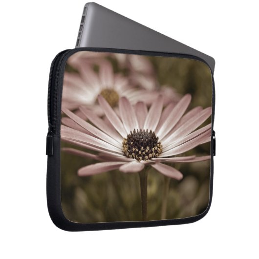 Pink Daisy Laptopschutzhülle (Vorne Rechts)