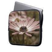 Pink Daisy Laptopschutzhülle (Vorderseite Links)