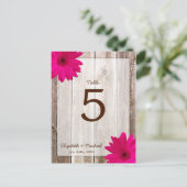 Pink Daisy Rustic Barn Wood Wedding Tischnummer (Stehend Vorderseite)