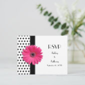 Pink Daisy Schwarz-weiß Polka Dot Wedding RSVP (Stehend Vorderseite)