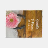 Pink Daisy und Horseshoe Country Wedding Keepake Fleecedecke (Vorderseite (Horizontal))