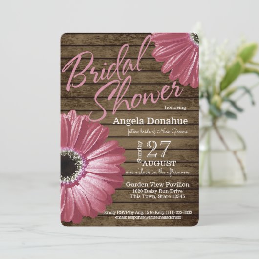 Pink Daisy Wood Brautparty Einladung (Stehend Vorderseite)