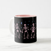 Pink Dancing Skeletton Halloween Shirt Zweifarbige Tasse (Vorderseite Links)