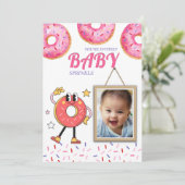 Pink Donut Baby Sprinkle individuelle Einladung. Einladung (Stehend Vorderseite)