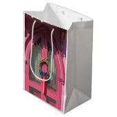 Pink Door Gingerbread Hütte - Martha's Vineyard Mittlere Geschenktüte (Vorderseite Schrägansicht)