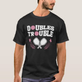 Pink Doubles Trouble Pickleball Partner Turnier T-Shirt (Vorderseite)
