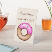 Pink Doughnut mit Sprinkles Wedding Donut Bar Sockelschild (In SItu)