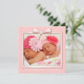 Pink Dream Twin Girl Baby Foto Geburtsankündigung Ankündigung (Stehend Vorderseite)
