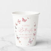 Pink Ein kleiner Schmetterling ist auf dem Weg zur Pappbecher (Rückseite)