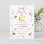 Pink Eine süße kleine Honey Bee Gingham Baby Dusch Einladung (Stehend Vorderseite)