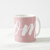 Pink | Einfache Typografie Mama EST. Mug Kaffeetasse (VorderseiteRechts)