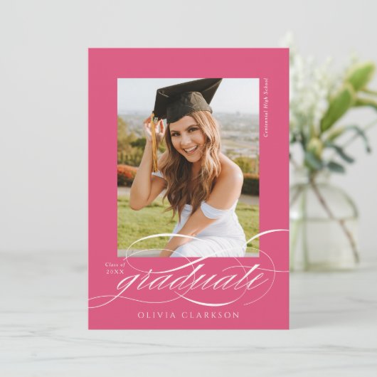Pink Elegant Script QR Code Foto Graduation Party Einladung (Stehend Vorderseite)