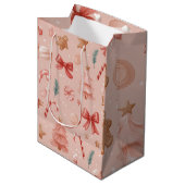 Pink Festive Christmas Whimsical Pattern Gift Bag  Mittlere Geschenktüte (Vorderseite Schrägansicht)