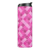 Pink Filigree Diamond Pattern Thermosbecher (Nach links gedreht)