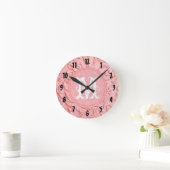 Pink Filigree Wood Monogram Initial Wall Clock Runde Wanduhr (Zuhause)