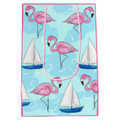 Pink Flamingo Blue Sailboat Preppy Mittlere Geschenktüte (Rückseite)