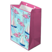 Pink Flamingo Blue Sailboat Preppy Mittlere Geschenktüte (Rückseite Schrägansicht)