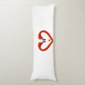 Pink Flamingo Couple auf Weiß Seitenschläferkissen (Vorderseite Vertikal)