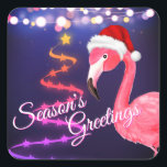Pink Flamingo Festive Tropical Beach Weihnachten Quadratischer Aufkleber<br><div class="desc">Die Grüße tropischen Strand Weihnachtsaufkleber dieser Saison bietet ein rosa Flamingo mit einer rot-weißen Weihnachtsmannmütze. Es gibt festliche Weihnachtsliegeleuchten und einen Weihnachtsbaum von Ribbon und Sternen. -</div>