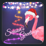 Pink Flamingo Festive Tropical Beach Weihnachten Quadratischer Aufkleber<br><div class="desc">Die Grüße tropischen Strand Weihnachtsaufkleber dieser Saison bietet ein rosa Flamingo mit einer rot-weißen Weihnachtsmannmütze. Es gibt festliche Weihnachtsliegeleuchten und einen Weihnachtsbaum von Ribbon und Sternen. -</div>