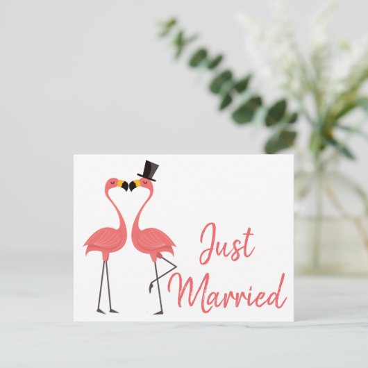 Pink Flamingo Just Married Tropical Wedding Liebe Ankündigungspostkarte (Stehend Vorderseite)
