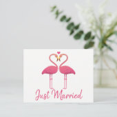 Pink Flamingo Just Married Tropical Wedical Beach Ankündigungspostkarte (Stehend Vorderseite)