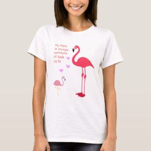 PINK FLAMINGO MIT BLICK AUF DEN T - SHIRT DER MAMA