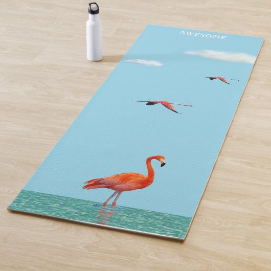 Pink Flamingo Stehend am Strand auf Light Blue Yogamatte (Beispiel)