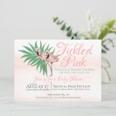 Pink Flamingo Tropical Beach Hochzeit Einladung (Stehend Vorderseite)