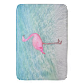 Pink Flamingo Tropical Sandy Beach Moderner Chic Badematte (Vorderseite Vertikal)